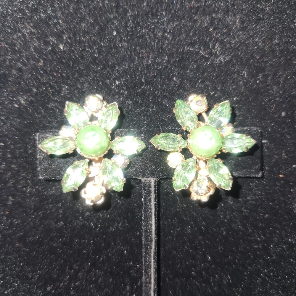 Sparkling Green Rhinestone Flower Clip On Earrings‎ Gold Tone Vintage - Picture 2 of 12